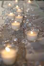 decor table mariage argentée, gros diamant decor table, chemin de table sequin argenté